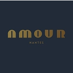Soon Architecture - Logo de "Amour Nantes". Le texte doré sur fond bleu foncé indique AMOUR dans une police audacieuse et moderne, avec le mot NANTES en lettres plus petites en dessous.