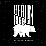 Soon Architecture - Un fond noir avec un texte blanc indiquant « Berlin 1989 » au-dessus de la silhouette d'un ours en marche. Sous l'ours, un texte plus petit indique « Produziert in Berlin ».