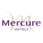 Soon Architecture - Logo des hôtels Mercure avec un grand M stylisé en beige derrière le mot Mercure en majuscules violettes et Hôtels en lettres beiges plus petites en dessous.