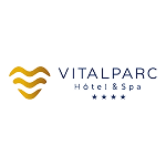 Soon Architecture - Logo du Vitalparc Hôtel & Spa avec quatre étoiles. Il est composé de trois lignes ondulées dorées formant un cœur à gauche et du nom « VITALPARC Hôtel & Spa » en bleu à droite.