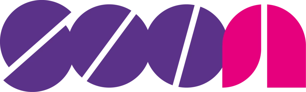 Soon Architecture - Un logo conçu pour une agence professionnelle : quatre formes courbes – trois violettes avec des espaces en diagonale et une rose – évoquant des pétales stylisés ou des lettres abstraites. Les formes s'alignent horizontalement sur un fond transparent, faisant écho à la créativité de Soon Architecture.