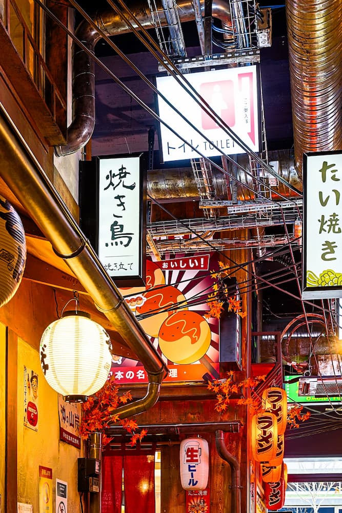 Restaurant japonais Ikimasho à Rennes – ambiance intérieure inspirée des façades de Tokyo