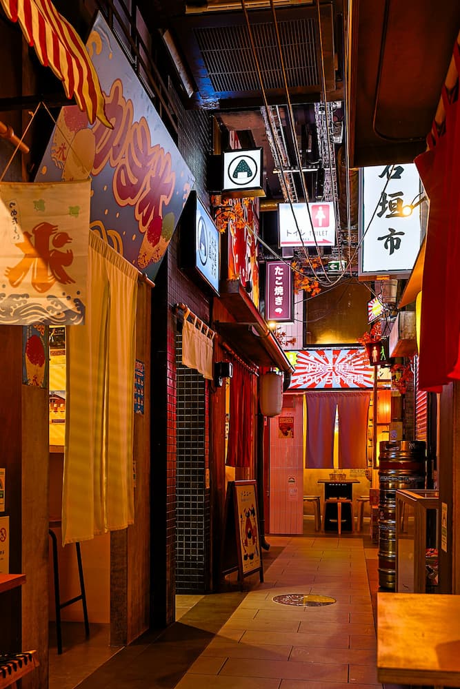 Restaurant japonais Ikimasho à Rennes – ambiance intérieure inspirée des façades de Tokyo