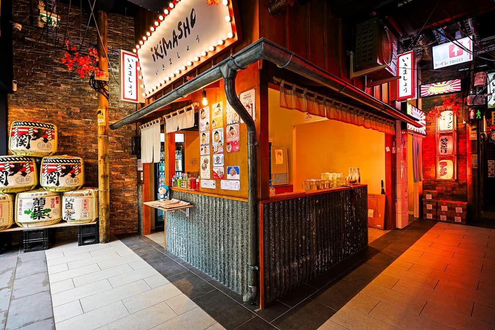 Restaurant japonais Ikimasho à Rennes – ambiance intérieure inspirée des façades de Tokyo