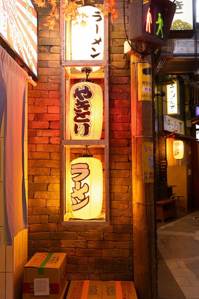 Restaurant japonais Ikimasho à Rennes – ambiance intérieure inspirée des façades de Tokyo