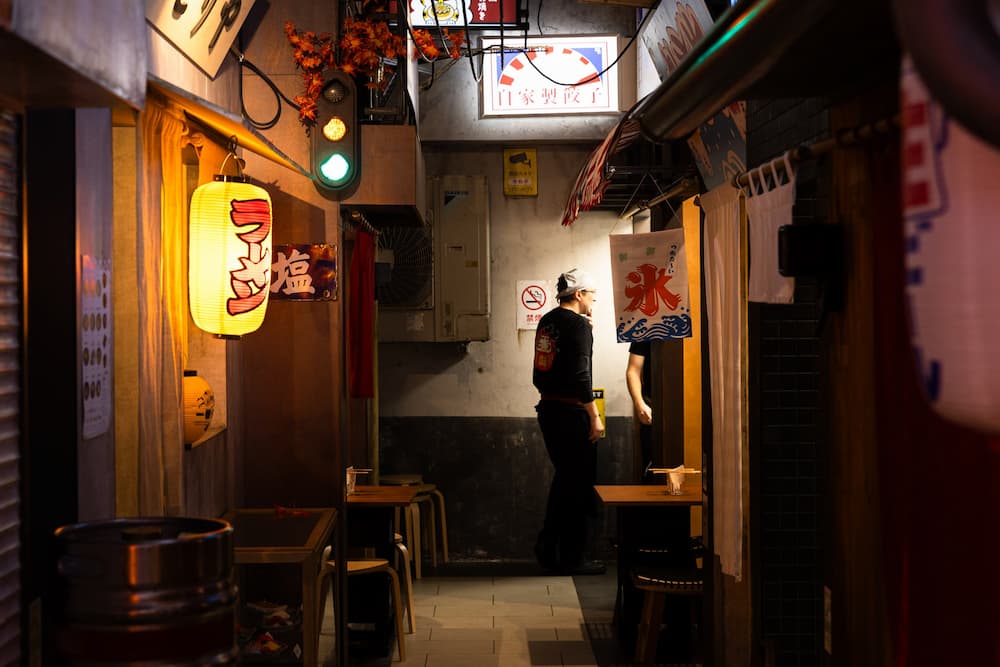 Restaurant japonais Ikimasho à Rennes – ambiance intérieure inspirée des façades de Tokyo