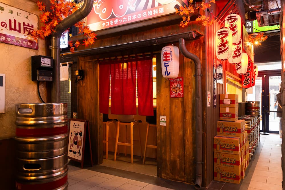 Restaurant japonais Ikimasho à Rennes – ambiance intérieure inspirée des façades de Tokyo