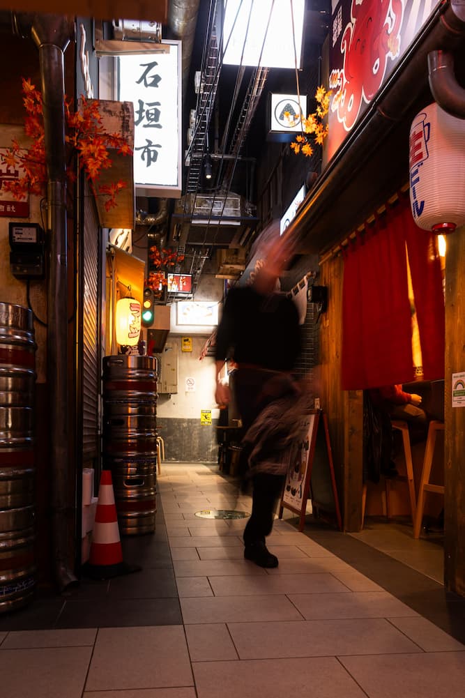 Restaurant japonais Ikimasho à Rennes – ambiance intérieure inspirée des façades de Tokyo