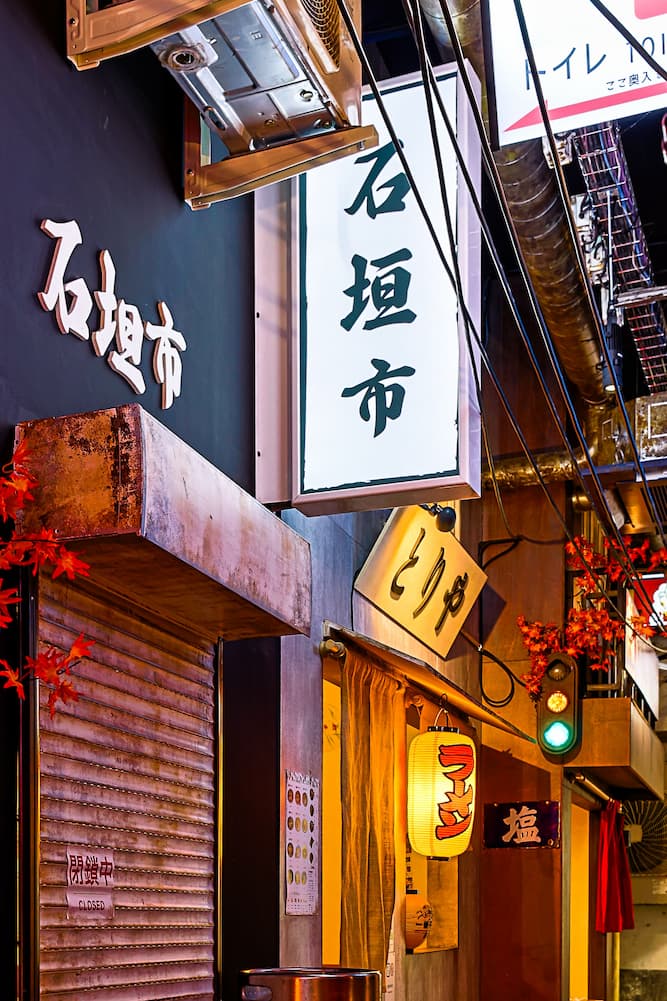 Restaurant japonais Ikimasho à Rennes – ambiance intérieure inspirée des façades de Tokyo